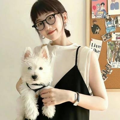 她行走于黑暗中